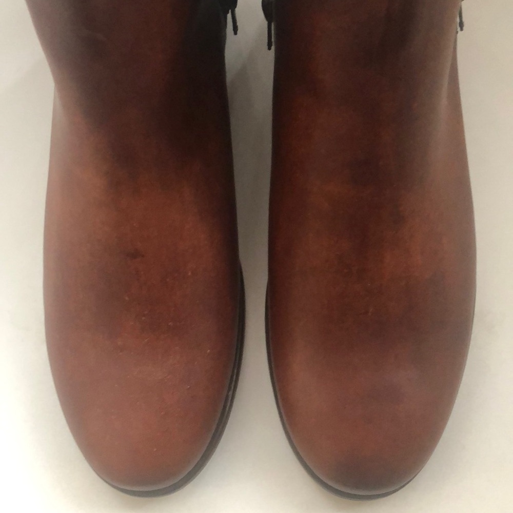 NIB $298 Frye Carly Chelsea Boot in Cognac! - Picture 4 of 11